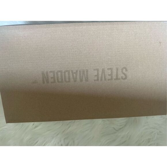 Steve Madden Boost size 9.5 white Faux Leather Square Toe Flip-Flops - Picture 9 of 10